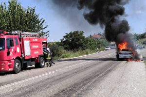 Komutanın yeni aldığı otomobili alev alev yandı