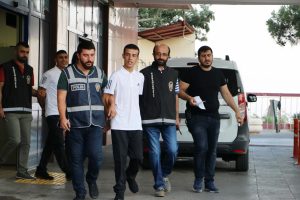 Bek&ccedil;iyi bı&ccedil;aklayan su&ccedil; makinesinden pişkinlik: "&Ccedil;ek&ccedil;ek memleket yakışıklı g&ouml;rs&uuml;n"