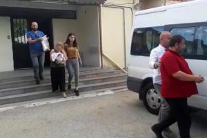 14 yaşındaki k&uuml;&ccedil;&uuml;k kızın kullanıldığı şantaja 4 tutuklama