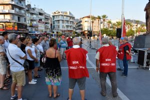 Marmaris'te emekliler zam oranlarını protesto etti