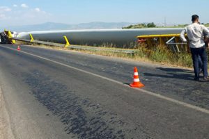 R&uuml;zgar trib&uuml;n&uuml; kanadı taşıyan TIR devrildi
