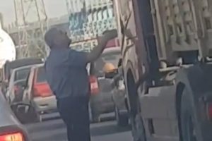 Sinirlenen TIR şof&ouml;r&uuml; bakın ne yaptı!