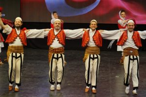 Bursa'da 33. Altın Karag&ouml;z Halk Dansları yarışması t&uuml;m hızıyla s&uuml;r&uuml;yor