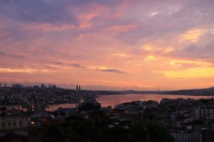 İstanbul'da g&uuml;n doğumu g&ouml;ky&uuml;z&uuml;n&uuml; kızıla boyadı