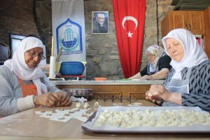 Bursa'da k&ouml;yl&uuml; kadınların a&ccedil;tığı kafe T&uuml;rkiye'nin her yerinden ziyaret&ccedil;i &ccedil;ekiyor