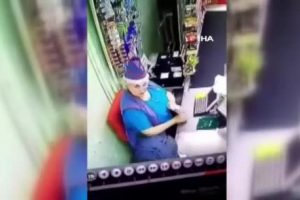 Yaşlı kadın defalarca bı&ccedil;aklandı