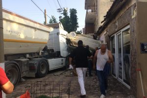 Servis otob&uuml;s&uuml; ile hafriyat kamyonu &ccedil;arpıştı: 2'si ağır 13 yaralı