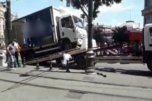 Yolda kalan kamyonet trafik &ccedil;ekicisine zor anlar yaşattı