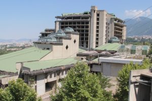 Bursa'nın en turistik semtinde 31 yıldır &ccedil;&uuml;r&uuml;yen bina! (&Ouml;ZEL HABER)