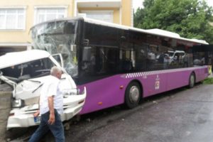 Halk otob&uuml;s&uuml; minib&uuml;se &ccedil;arptı: Yaralılar var
