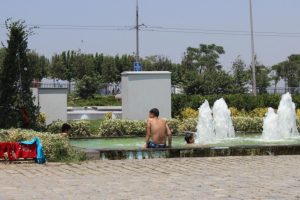 Yağmur yoğun bakımda, &ccedil;ocuklar yine s&uuml;s havuzunda