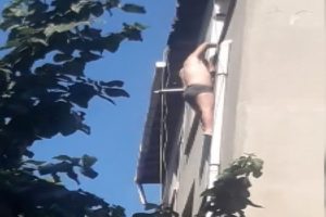 Gasptan ka&ccedil;mak i&ccedil;in yarı &ccedil;ıplak halde balkondan sarktı