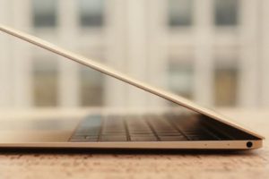 Apple en hafif MacBook'unu satıştan kaldırdı