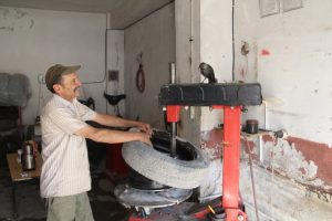 Oto lastik&ccedil;inin kargayla dostluğu