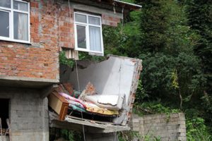 Şiddetli yağış sonrası evin bir b&ouml;l&uuml;m&uuml; &ccedil;&ouml;kt&uuml;
