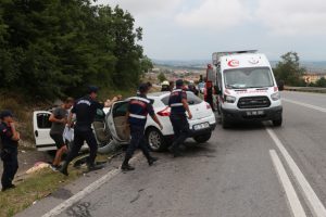 İzmit-Kandıra yolunda kaza: 3'&uuml; &ccedil;ocuk 6 yaralı