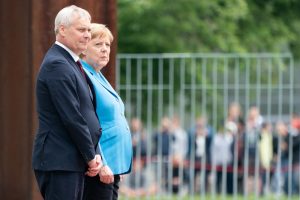 Merkel &uuml;&ccedil;&uuml;nc&uuml; kez titreme n&ouml;beti ge&ccedil;irdi