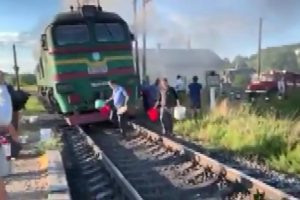 Ukrayna'da yolcu treninde yangın: Yolcular kovalarla su taşıdı