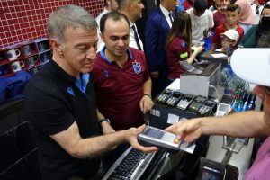 Ahmet Ağaoğlu, TS Clup mağazasında forma satışı yapıp, imza dağıttı
