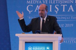 KKTC Başbakanı Tatar: Bu &ccedil;ağda hala sigara i&ccedil;enin aklına şaşarım