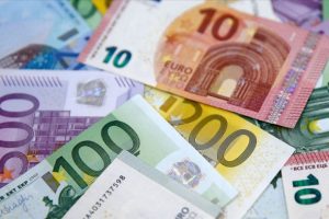 Euro B&ouml;lgesi b&uuml;y&uuml;me tahmini d&uuml;ş&uuml;r&uuml;ld&uuml;