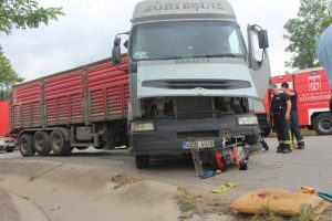 Tırın altında kalan motosikletli metrelerce s&uuml;r&uuml;klendi