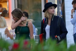 Cara Delevingne ile Ashley Benson nişanlandı iddiası