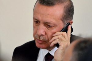 Cumhurbaşkanı Erdoğan şehit babasıyla telefonda g&ouml;r&uuml;şt&uuml;