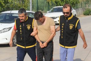 Eşini ve kayınbabasını &ouml;ld&uuml;ren zanlı hakim karşısında!