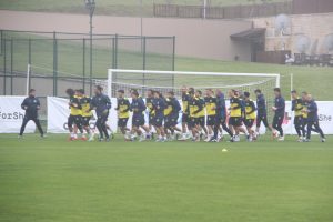 Fenerbah&ccedil;e sis ve yağmur altında &ccedil;alıştı