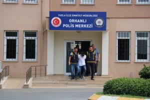 Etekli soyguncular g&uuml;venlik kamerasında