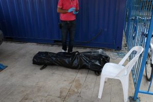 Denizde, boynunda iki plastik kelep&ccedil;e olan ceset bulundu