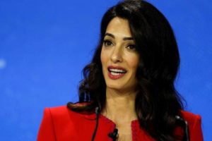 Amal Clooney'den d&uuml;nya liderlerine tepki: Kaşık&ccedil;ı par&ccedil;alara ayrıldığında...