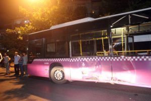S&uuml;r&uuml;c&uuml; kalp spazmı ge&ccedil;irdi, panelvan halk otob&uuml;s&uuml;ne &ccedil;arptı: 4 yaralı