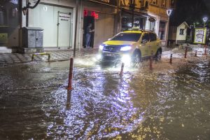 Balıkesir'de sağanak yağış ağa&ccedil;ları yıktı, cadde ve sokaklar g&ouml;le d&ouml;nd&uuml;