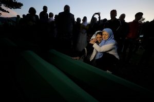 Srebrenitsa kurbanlarının cenazeleri anıt mezarlığa taşındı