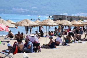 Marmaris'te g&uuml;nd&uuml;z plajlar, gece sokaklar doldu