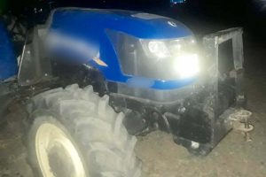 Trakt&ouml;r bisiklet s&uuml;ren kız &ccedil;ocuğuna &ccedil;arptı