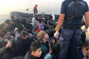 &Ccedil;eşme a&ccedil;ıklarında 33 ka&ccedil;ak g&ouml;&ccedil;men yakalandı