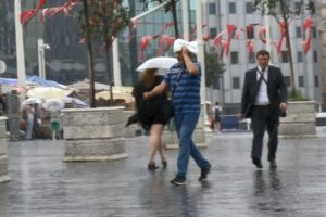 İstanbul'da yağmur etkili oluyor