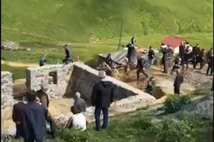 G&uuml;m&uuml;şhane'de ka&ccedil;ak yapı yıkımında arbede: 5 g&ouml;zaltı