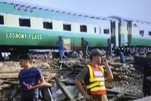 Pakistan'da iki tren &ccedil;arpıştı! &Ouml;l&uuml; ve yaralılar var
