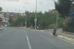 Fırlayan kamyon lastiği kaldırımdaki &ccedil;ocuğa &ccedil;arptı
