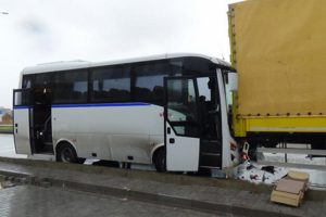 İş&ccedil;i servisi kaza yaptı: Yaralılar var