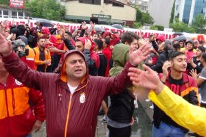 Galatasaray taraftarı kritik dava &ouml;ncesi adliyeye akın etti