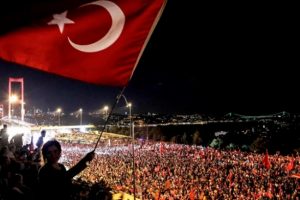 Yeni g&ouml;r&uuml;nt&uuml;leri ortaya &ccedil;ıktı! Darbeci askerlere yardıma giden tankı &ouml;n&uuml;ne yatıp durdurdular