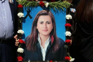 &Ccedil;ocuklarının g&ouml;zleri &ouml;n&uuml;nde 12 el ateş ederek &ouml;ld&uuml;rd&uuml;! "Hatırlamıyorum"