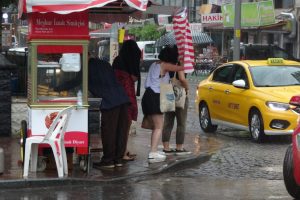 Sağanak İzmit'te hayatı olumsuz etkiledi
