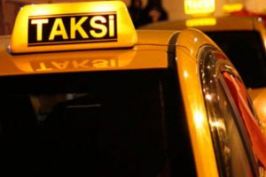 İstediği &uuml;creti alamayan taksici, kadın turiste zor anlar yaşattı