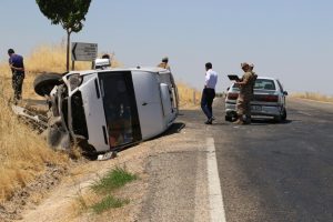 Yolcu minib&uuml;s&uuml; otomobile &ccedil;arptı: 12 yaralı